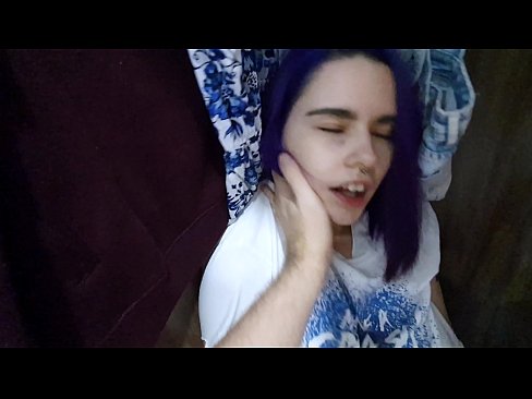 ❤️ Ya sami kanwata a cikin kabad ya taimaka mata ️ Ingantacciyar iskanci ☑